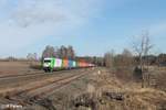 ER20-01 zieht den Hamburg - Wiesau Containerzug bei Schönfeld.