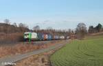 ER20-01 alias 223 102-5 zieht mit dem Containerzug Wiesau - Hamburg bei Lengenfeld.