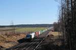 ER20-01 alias 223 102-5 zieht bei Habnith kurz vor Marktleuthen den Wiesau - Hamburg Containerzug .