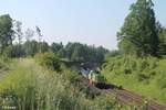 V1700.02 zieht den leeren Holzzug aus Wiesau nach Cheb bei Schönfeld.