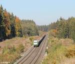 ER20 alias 223 101 zieht kurz vor Oberteich ein Holzzug von Cheb nach Wiesau.