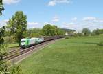 ER20-03 und 193 728  Luchs  mit dem Hackschnitzelzug von Wiesau nach Regensburg bei Rothenstadt, Bayern, Germany   12.05.20