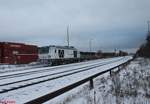 248 001 zieht den ersten Teil des Containerzug in Wiesau raus.