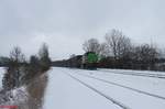 G1700.02 hat Wiesau/Oberpfalz mit dem Hackschnitzelzug Wiesau - Niedergörne verlassen und zieht hier bei Schönfeld vorbei.