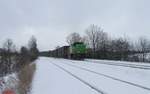 G1700.02 hat Wiesau/Oberpfalz mit dem Hackschnitzelzug Wiesau - Niedergörne verlassen und zieht hier bei Schönfeld vorbei.