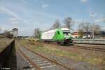 ER20-01 fährt langsam an mit 11 leeren Containertragwagen in Pechbrunn in Richtung Wiesau.