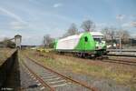 ER20-01 fährt langsam an mit 11 leeren Containertragwagen in Pechbrunn in Richtung Wiesau.