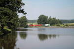 ER20-02 mit dem Hofer Containerzug am Rechenweiher gen Norden.