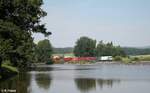 ER20-02 mit dem Hofer Containerzug am Rechenweiher gen Norden.