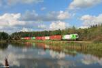 ER20-03 mit dem Hofer Containerzug an den Waldteichen südlich von Wiesau.