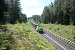 G1700 03 mit den 1802 Tonnen schweren Hackschnitzelzug aus Wiesau in Richtung Hof zwischen Röslau und Neudes.