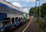 Da bin ich noch mit dem einem Güterzug beschäftigt, da kommt schon ein Gegenzug. Die sehr neue an die SETG - Salzburger Eisenbahn TransportLogistik GmbH vermietete SIEMENS Vectron MS 7193 104 „Der Fuchs“ (91 80 7193 104-5 D-ATLU) der Alpha Trains Belgium N.V. fährt am 21 August 2025 mit einem Kalkzug (Wagen der Gattung Tads) durch den Bahnhof Scheuerfeld/Sieg in Richtung Siegen.

Die Multisystemlokomotive Siemens Vectron MS wurde 2025 von SIEMENS Mobilitiy in München-Allach unter der Fabriknummer 23858 gebaut. Sie wurde in der Variante MS A54 ausgeführt und hat so die Zulassungen und Länderpakete für Deutschland, Österreich, Belgien, die Niederlande, Tschechien, die Slowakei, Ungarn, Rumänien und Polen. Für Serbien (SRB), Bulgarien (BG) und Kroatien (HR) sind auch Zulassungen vorgesehen, aber ist z.Z. noch durchgestrichen.

So besitzt die Variante MS A54 folgende Zugsicherungssysteme: ETCS BaseLine 3, sowie für Deutschland (PZB90 / LZB80 (CIR-ELKE I)), für Österreich (ETCS Level 1 mit Euroloop, ETCS Level 2, PZB90 / LZB80), für Belgien (ETCS L1, ETCS L2, TBL1+), für die Niederlande (ETCS Level 1, ETCS Level 2, ATB-EGvV), für Tschechien und die Slowakei (LS (Mirel)), für Ungarn (ETCS Level 1, EVM (Mirel)), für Polen (SHP) und für Rumänien, Serbien, Bulgarien und Kroatien (PZB90).
