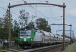 SETG 193 728 'LUCHS' durchfahrt am 5 Juni 2024 mit der Sinterzug Hulten und wird vom offenbarer Weg beim bekannter Bahnbergang fotografiert. In Roosendaal wird der Vectron von zwei Certus 27er ersetzt werden.