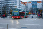 OBUS 423 (S 423 WA) der Salzburg AG, ein Gelenktrolleybus vom Typ HESS ighTram® 19 DC (BGT-N1D), am 15 Januar 2025 beim Hauptbahnhof Salzburg, als Linie 1 zum Europark.

Der Oberleitungsbus Salzburg, lokal meist Obus genannt, ist neben dem Oberleitungsbus Linz eines von zwei verbliebenen Oberleitungsbus-Systemen in Österreich. Mit zwölf Linien, 165 Haltestellen und circa 100 Wagen besitzt Salzburg nach Athen/Piräus, San Francisco, Seattle und Vancouver das fünftgrößte Oberleitungsbusnetz der westlichen Welt. Die Streckenlänge beträgt ca. 125 km und wird mit 600 V Gleichstrom betrieben. Es besteht seit 1940 und ersetzte damals die Straßenbahn Salzburg, Gelbe Elektrische genannt.

Der Obus befördert jährlich mehr als 40 Millionen Fahrgäste. Er wird heute von der 2000 gegründeten Salzburg AG betrieben und ist in den Salzburger Verkehrsverbund (SVV) integriert. Ergänzend zur S-Bahn Salzburg stellt der Obus das Rückgrat des öffentlichen Personennahverkehrs in der Stadt Salzburg dar. 

Der HESS lighTram® 19 DC:
Für die Salzburg AG wurden zwischen 2019 und 2025 von der HESS AG in Bellach (Schweiz) 50 Gelenkoberleitungsbusse vom Typ HESS lighTram 19 DC (BGT-N1D), mit der elektrischen Ausrüstung von ABB, gebaut. Der Obus 423 wurde 2022 geliefert.  

Das lighTram® ist dank seinem lokal emissionsfreien Elektroantrieb das ideale Verkehrsmittel für den hochbelasteten Stadtverkehr. Es ist leistungsstark, leise, dabei sparsam im Energieverbrauch und nutzt die zurückgewonnene Bremsenergie. Mit seinem großzügigen Fahr-, Sitz- und Einstiegskomfort kommt das lighTram® bei Verkehrsbetrieben wie bei Fahrgästen sehr gut an.
Dank innovativer, patentierter Antriebstechnologie mit intelligenter Steuerung besticht es durch angenehmes Fahrverhalten und tiefem Energieverbrauch. Die Niederflurfahrzuge besitzen einen Hilfsantrieb mittels Batterien. 

TECHNISCHE DATEN:
Leergewicht: 18,75 t
Kapazität total: 155 + 1 (Fahrer) davon 38 Sitzplätze
Wagenkasten: Aluminium System CO-BOLT®
Lenkung: Elektrohydraulisch
Antrieb: Elektrisch auf Achse 2 mittels flüssigkeitsgekühlten Permanent-Magnet Motor
Leistung: 250 kW
Höchstgeschwindigkeit: 65 km/h 
Energierückgewinnung: Ja
Energiespeicher: Ja, inkl. Stromspitzen-Glättung
Heizen / Kühlen: 100% elektrisch: Vollautomatisches Heizen und Klimatisieren
Länge, Breite, Höhe: ca. 18,7 m, 2,55 m, 3,5 m
Fahrerarbeitsplatz: VDV kompatibel
Dynamische Ladung Konduktive Energieübertragung Typ DC (Dynamic Charging) während der Fahrt, 600 V / 750 V ab Oberleitung
Depotladung: HESS Trolley Charging Station 400 V AC, 20 kVA
