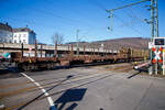 Leerer vierachsiger Drehgestell-Flachwagen, mit Stirnwandklappen und Drehrungen, ohne Seitenklappen, 31 81 3991 215-4 A-RCW, der Gattung Rns-z, der Rail Cargo Austria (zur ÖBB), im Zugverband am