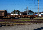 Zweiachsiger Flachwagen mit Seiten- und Stirnwandklappen sowie Seiten- und Stirnwandrungen, 21 81 3310 288-7 A-StH (ex BB), der Gattung Ks, der Stern & Hafferl Verkehrsgesellschaft m.b.H. (StH), am 04 April 2025 beim Bahnhof Vorchdorf-Eggenberg abgestellt.

Der Wagenkasten besteht aus 12 sthlernen Seiten- und 2 sthlernen Stirnborden mit 12 austauschbaren Seitenwanddrehrungen und 4 austauschbaren Stirnwandsteckrungen. Die Borde sind so ausgelegt, dass im abgeklappten Zustand ein unbehindertes Befahren des Wagens von Seiten- und Kopframpen aus mglich ist. 

TECHNISCHE DATEN des Wagens:
Spurweite: 1.435 mm (Normalspur)
Achsanzahl: 2
Lnge ber Puffer: 13.860 mm
Achsabstand: 8.000 mm
Ladelnge zwischen den Stirnwnden: 12.500 mm
Ladebreite: 2.760 mm
Ladeflche: 34,5 m
Bordwandhhe: 400 mm
Fubodenhhe ber SOK: 1.230 mm
Hchstgeschwindigkeit: 100 km/h 
Eigengewicht: 13.840 kg
max. Zuladung: 27 t (ab Streckenklasse C)
Kleinster bef. Gleisbogenradius: 35 m
Bauart der Bremse: O-GP-A
Handbremse: nein
Intern. Verwendungsfhigkeit: RIV