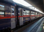 Der Bmz Sitzwagen A-ÖBB 78 81 21-91 153-6, als Wagen Nr. 278 im Zugverband des ÖBB Nightjet EN 236 / 40236 von Venezia SL über Udine, Villach und Salzburg nach München, am Abend des 24 Juli 2022 im Bahnhof Venedig Santa Lucia (italienisch Stazione di Venezia Santa Lucia). 