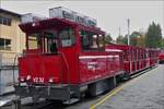 Die Diesel-Elektrische Lok VZ 32 der Schafbergbahn steht an der Talstation mit den Wagen bereit die Fahrgste auf den Schafberg hoch zu befrdern.