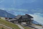 Blick von der Terrasse des Hotels Schafbergspitze auf die Bergstation der Schafbergbahn wo gerade ein Zug die Talfahrt in Angriff nimmt.