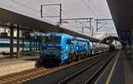 Railpool Lok 193 813 zieht einen langen Autozug durch den Bahnhof von Graz.