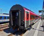 BB Railjetwagen der 1. Klasse (73 81 19-91 107-6 Ampz) am Schluss im Hbf. Mnchen, mit dem kleinen Fenster in der Tr, wo man die Stecke beobachten konnte. 10.05.2025