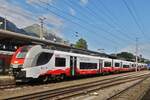 Cityjet 4748 032 steht abfahrtbereit, in Richtung Kufstein, am Bahnsteig in Jenbach. 08.2024