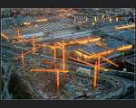 . Leuchtende Kr�ne - Baustelle der BMW-Welt in der Abendsonne. (Matthias)
