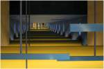 Durchblick von Treppe zu Treppe oberhalb des Bahnsteiges im neuen U-Bahnhof  OEZ  der Linie U3 in M�nchen.