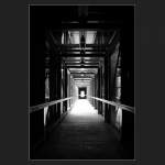 Spiel mit Symetrie, Fluchtlinien sowie Licht und Schatten.