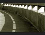 Auch eine banale Betonbr�stung kann ein Fotomotiv sein: Mauer �ber einer Stra�entunneleinfahrt in Stuttgart-Vaihingen.