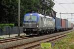 PKP Cargo EU46-513 -mit blaue statt rosarote Kabinenlinien- schleppt ein Containerzug durch Wijchen am 29 Juli 2021.