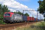 Seit einige Wochen erreichen die Vectronen von PKP Cargo auch die Niederlände und davon stelt EU46-513 mit deren Containerzug beim Passage von Wijchen am 7 Juli 2020 dies unter beweis.