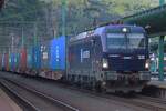 Am Abend von 27 Mai 2025 wartet WOITEK, auch 5 370 037 oder 193 567 genannt, in Decin hl.n. auf die Weiterfahrt. Der Polnische Nummer ist der offizieller Numer, das in das EVR-Nummer integriert ist. Das Nummer 193 567 ist auch an ein Ceske Drahy Vectron vergeben.