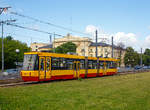   Straßenbahn Warschau (Tramwaje Warszawskie): Der Triebwagen 3011, ein dreiteiliger Gelenkwagen vom Typ ALSTOM Konstal 116Na/1 hat am 26.06.2017 gerade die Station Ratusz Arsenał verlassen