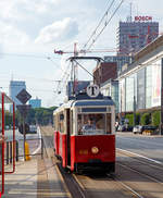   Straßenbahn Warschau (Tramwaje Warszawskie): Der Museumstriebwagen 838 mit Beiwagen 1811 erreicht am 25.06.2017 als Museumlinie T nach Plac Gabriela Narutowicza die Station Centrum.