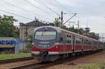 TRIEBZUEGE IN POLEN  Modernisierter EN 57-2029ra 2122 781-9 bei der Einfahrt in den Bahnhof KRAKAU am 12.