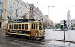 Carro Electrico No 131 in der Avdos Aliados am Rathausplatz mit Rathaus in Hintergrund am 14.05.2018.