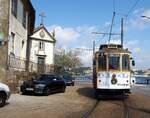 Portugal, Porto, Straßenbahn Carrio Electro No 128 am FOZ do Donio am 14.05.2018. Links ist eine der vielen Kirchen zu sehen.