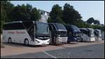 Viseon C10, zwei Neoplan Cityliner und zwei Mercedes Tourismo aus Deutschland im Stadthafen Sassnitz.