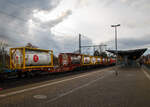 4-achsiger Drehgestell-Containertragwagen 33 53 4557 637-5 RO-TOUAX, der Gattung Sgns 60', der irischen Vermietungsfirma Touax Rail Limited, am 07.12.2022 im Zugverband, beladen mit zwei 20-Fuß-Tank-Containern bei einer Zugdurchfahrt im Bahnhof Dresden-Strehlen. In den beiden Tank-Containern die jeweils 17.500 Liter fassen ist laut Anschrift und Gefahrguttafel Gelber Phosphor (unter Wasser).