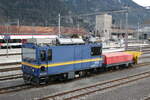 (283'208) - MOB-Lokomotive - Nr. 2503 - und Schneepflug am 15. DEzember 2025 im Bahnhof Zweisimmen