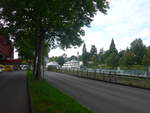 (218'721) - Motorschiff Berner Oberland und Motorschiff Bubenberg mit Schloss und Stadtkirche am 14.