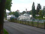 (218'723) - Schloss und Stadtkirche mit Motorschiff Bubenberg am 14.