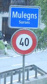 (277'067) - Ortstafel und H�chstgeschwindigkeit am 19. Juni 2025 in Mulegns