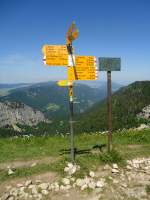 (139'870) - Wanderwegweiser auf dem Creux du Van am 17.