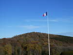 (268'786) - Hartmannswillerkopf mit franz�sischer Flagge am 27. Oktober 2024 in Wattwiller 