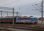   Die TÅGAB Rc3 1066 (91 74 1031 066-3), TÅGAB steht für Tågåkeriet i Bergslagen AB, erreich am 21.03.2019 mit einem Personenzug Stockholm Central.