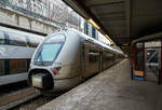 Der SJ X40 3323/3723 ein dreiteiliger Elektro-Doppelstocktriebzug vom Typ Alstom Coradia Duplex, gekuppelt mit einem weiteren, hat am 21.03.2019 Stockholm Central (Hauptbahnhof) erreicht.

Die Elektro-Doppelstocktriebwagen-Baureihe SJ X40 wird in Schweden von den schwedischen Staatsbahnen SJ AB eingesetzt. Es wurden 43 Triebzüge von Alstom in Salzgitter zwischen 2004 und 2008 gebaut, 16 zwei- und 27 dreiteilige Triebzüge. Es kamen jedoch nur 42 Zuggarnituren in Schweden an. Der letzte der Triebzüge hatte bei der Überführung nach Schweden in Deutschland einen Unfall und konnte nicht instandgesetzt werden.

Die Doppelstocktriebwagen hatten pro Wagensegment ursprünglich 85 Sitzplätze. Breite Türen ermöglichen einen raschen Fahrgastwechsel, so dass Haltezeiten von 30 Sekunden an kleineren und 60 Sekunden an größeren Bahnhöfen ausreichen. Die Höchstgeschwindigkeit beträgt 200 km/h. Oft fahren die Züge mit je einer Zwei- und einer Dreiwageneinheit im Verbund. Die X40 haben erste und zweite Klasse mit annähernd gleicher Ausstattung, sie sind mit Klimaanlagen sowie mit Signalverstärkern für Mobiltelefone und Steckdosen an jedem Sitz, ausgestattet. Auch steht seit November 2013 WLAN kostenlos zur Verfügung.

Während des ersten Betriebsjahres gab es technische Probleme mit Türen und Klimaanlagen. Beschwerden von Fahrgästen betrafen den zu geringen Raum für Gepäck und die engen Sitzabstände sowie die engen Toiletten. Die Züge sind für den regionalen Pendlerverkehr konzipiert, viele Beschwerden kommen von den Fahrgästen, die sie auf längeren Strecken nutzen. Der fehlende Gepäckraum fällt vor allem auf der Strecke Gävle–Stockholm–Linköping auf, die vom und zum Flughafen Stockholm/Arlanda von vielen Touristen mit schwerem Gepäck benutzt wird. Aus diesen Gründen wurden die Züge auf der Verbindung zwischen Stockholm und Göteborg nur kurz eingesetzt. Bei mehreren Fahrzeugen wurden inzwischen Sitzreihen ausgebaut und durch Gepäckablagen ersetzt. Dadurch sind in diesen Wagen nur noch 78 Sitze vorhanden.

Bis zu vier Einheiten können durch Vielfachsteuerung miteinander im Zugverbund gefahren werden, unabhängig davon, ob es sich um Zwei- oder Dreiwagenzüge handelt.

TECHNISCHE DATEN:
Spurweite: 	1.435 mm (Normalspur)
Achsformel: Bo’2’+2’Bo’ (2-Teiler) / Bo’2’+2’Bo’+2’Bo’ (3-Teiler)
Länge über Kupplung: 55.100 mm (2-Teiler) / 81.500 mm (3-Teiler) 
Höhe: 4.560 mm
Breite: 2.960 mm
Dienstgewicht: 140 t (2Teiler) / 205 t (3-Teiler)
Höchstgeschwindigkeit: 200 km/h (technisch möglich 230 km/h)
Leistung: 1.600 kW (2-Teiler) / 2.400 kW (3-Teiler)
Beschleunigung: 0,64 m/s²
Bremsverzögerung: 1,2 m/s² (Not)
Stromsystem: 15 kV, 16,7 Hz ~
Sitzplätze: 	153 (2T-eiler) / 252 (3-Teiler)
