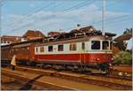 Die SBB Re 4/4 I 10050 mit einem Nahgterzug nach Biel beim Halt in Lengnau.