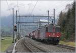 Die SBB Re 420 347-7 und eine weitere mit einem Güterzug Richtung Norden bei der Durchfahrt in Mülenen.